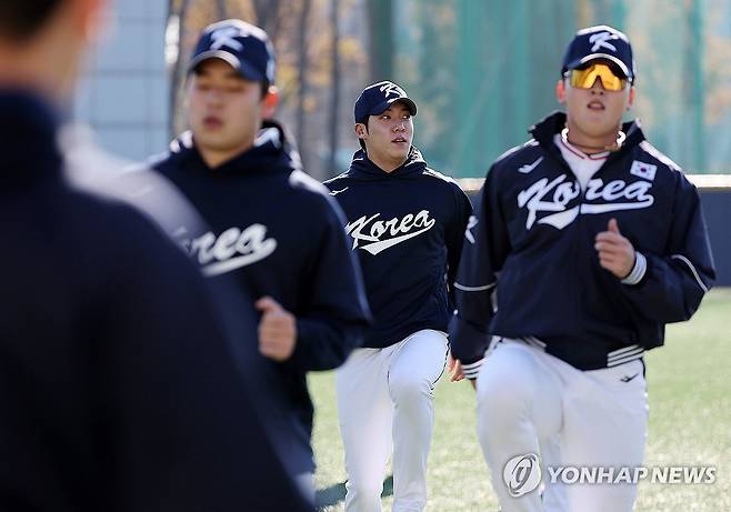 몸 푸는 원태인 (고양=연합뉴스) 이동해 기자 = 원태인을 비롯한 야구 국가대표팀 선수들이 3일 경기 고양 국가대표 야구 훈련장에서 훈련하고 있다. 
    야구대표팀은 내년 3월 개막하는 2026년 월드베이스볼클래식(WBC)을 대비해 체코(8∼9일·서울 고척스카이돔), 일본(15∼16일·일본 도쿄돔)과의 평가전을 갖는다. 2025.11.3 eastsea@yna.co.kr