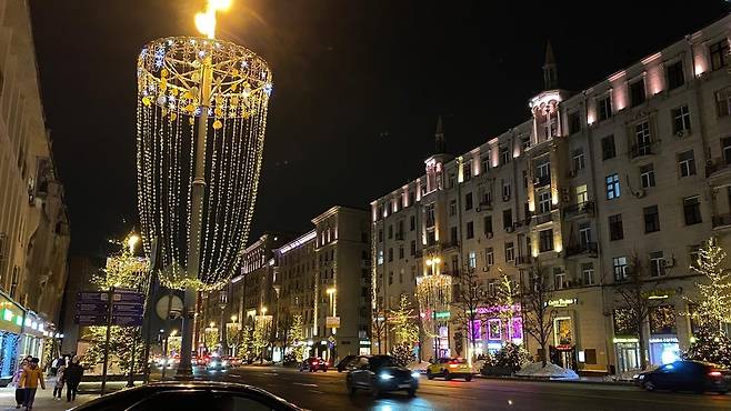 가로등을 꾸민 조명 (모스크바=연합뉴스) 최인영 특파원 = 18일(현지시간) 러시아 수도 모스크바의 트베르스카야 거리가 화려한 조명으로 장식돼 있다. 가로등도 작은 조명들로 꾸며졌다. 2026.2.21 abbie@yna.co.kr (끝)