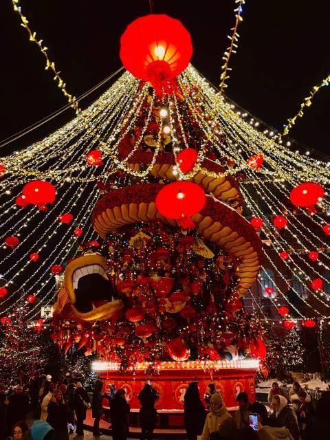 음력설 기념하는 모스크바 (모스크바=연합뉴스) 최인영 특파원 = 18일(현지시간) 러시아 수도 모스크바의 붉은광장 인근에 음력설을 '중국설'이라고 소개하며 설치된 화려한 붉은 장식.  2026.2.21 abbie@yna.co.kr (끝)