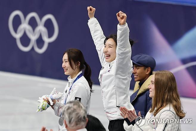 김길리 '내가 금메달' (밀라노=연합뉴스) 서대연 기자 = 20일(현지시간) 이탈리아 밀라노 아이스스케이팅 아레나에서 열린 2026 밀라노ㆍ코르티나담페초 동계올림픽 쇼트트랙 여자 1,500m 시상식에서 금메달을 차지한 김길리가 시상대로 뛰어오르고 있다. 2026.2.21 dwise@yna.co.kr