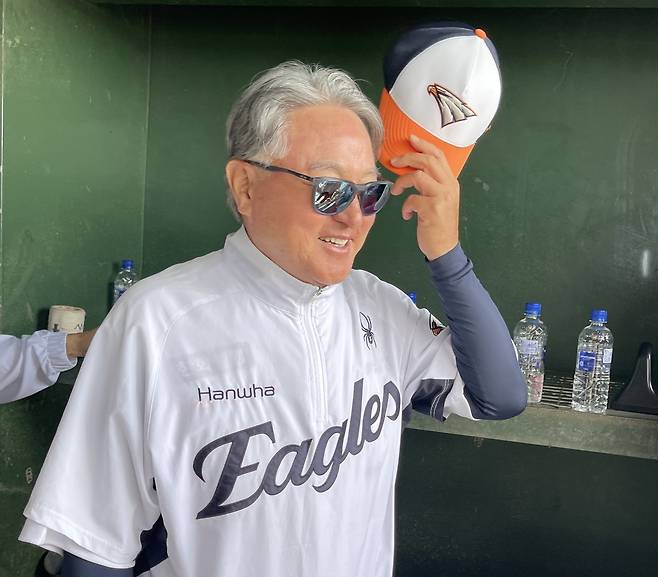 대표팀과 연습경기를 앞두고 인터뷰하는 김경문 한화 감독 [촬영 이대호]