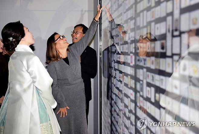 김혜경 여사, 브라질 영부인과 파주국립민속박물관 방문 (파주=연합뉴스) 김도훈 기자 = 김혜경 여사와 루이스 이나시우 룰라 다시우바 브라질 대통령 부인 호잔젤라 다시우바 여사가 21일 경기 파주 국립민속박물관에서 열린 친교 행사에서 인터렉티브 미디어월을 통해 유물을 관람하고 있다. 2026.2.21 [청와대통신사진기자단] superdoo82@yna.co.kr