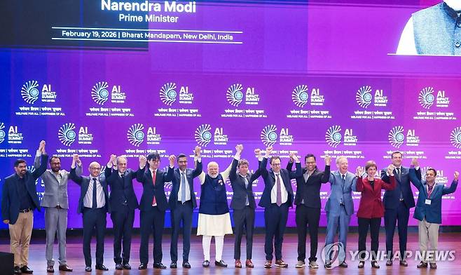 인도 AI 정상회의 지난 19일(현지시간) 인도 뉴델리에서 열린 '인공지능(AI) 임팩트 정상회의'에 참석한 나렌드라 모디 인도 총리(오른쪽에서 8번째) 등 인사들
[로이터 연합뉴스 자료사진. 재판매 및 DB 금지]