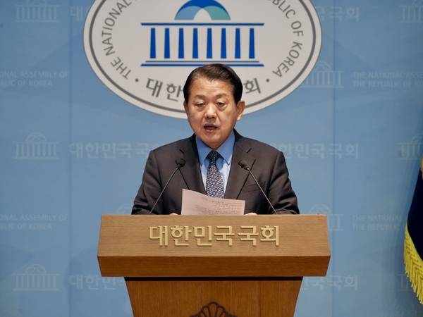 경기도지사 선거 도전을 선언했던 더불어민주당 김병주 의원이 22일 국회 소통관에서 불출마의 뜻을 밝히고 있다. /김병주의원실 제공