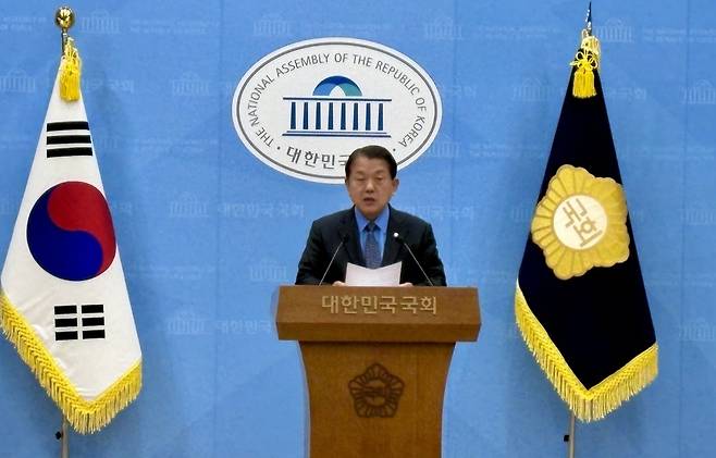 ▲ 김병주 국회의원은 22일 국회 소통관에서 기자회견을 열고 "오늘부로 경기도지사 출마의 뜻을 내려놓는다"고 밝혔다.
