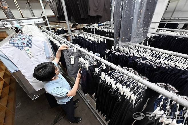 수원 시내 한 교복업체 관계자가 재고 물량을 확인하고 있다. 노민규기자