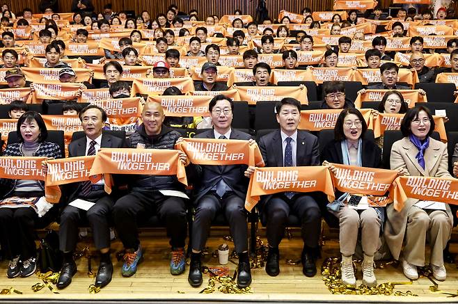 정명근 화성시장(가운데)과 차두리 감독(가운데 왼쪽)과 시민들이 함께 화성FC의 새 시즌을 응원하고 있다.<화성FC 제공>