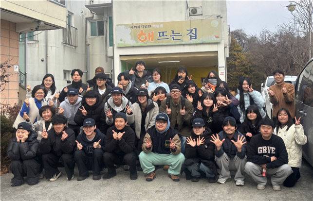 장편영화 'KEEP ROLL' 제작진과 배우들이 지난 11일 조치원 복지시설 봉사 활동 후 환하게 웃고 있다. 사진=영상대 제공.