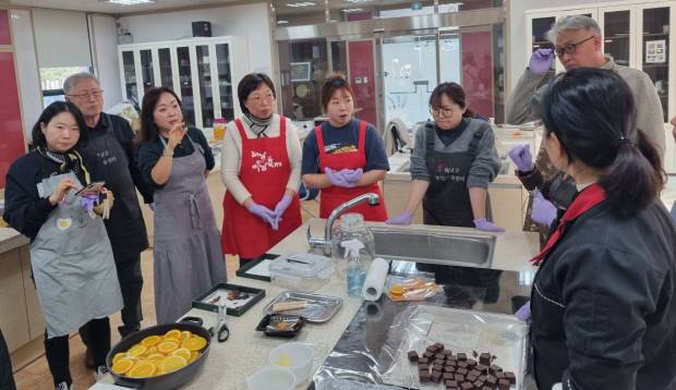 해남군이 원도심 활성화를 위해 추진하고 있는 초콜릿 거리 조성 과정 중 예비창업자들이 초콜릿 아카데미 교육에 참여하고 있다. 해남군 제공