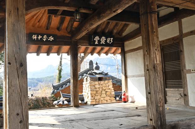 다산이 방대한 저술 활동을 할 수 있었던 배경에는 해남 윤씨 가문의 지원이 있었다. 해남 윤씨 향촌파의 종택인 명발당.