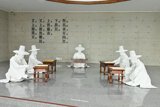 다산박물관 로비. 다산이 제자들을 가르치던 모습이 전시돼 있다.