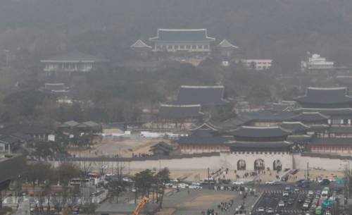 ◇황사가 유입되며, 서울과 인천, 경기 등 수도권에 미세먼지 주의보가 내려진 22일 서울 광화문 일대가 뿌옇다. 미세먼지 주의보는 권역별 평균 농도가 150㎍/㎥ 이상 2시간 넘게 지속될 때 발령된다. 2026.2.22 사진=연합뉴스