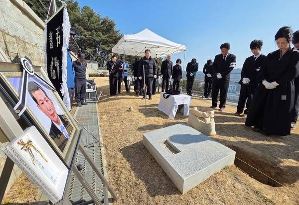 국립3.15민주묘지관리소는 지난 20일 하총치 열사 영결식과 안장식을 엄수했다. /김구연 기자
