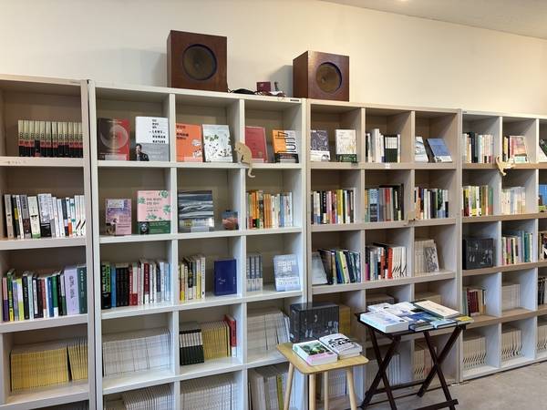 창원시 성산구에 있는 뜻있는 책방 내부 모습. /주성희 기자