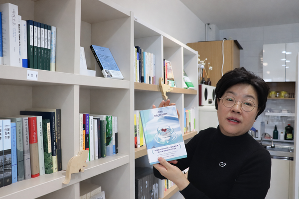 이지순 뜻있는도서출판 대표가 뜻있는책방 서가에 있는 책들을 소개하고 있다. /주성흭 기자