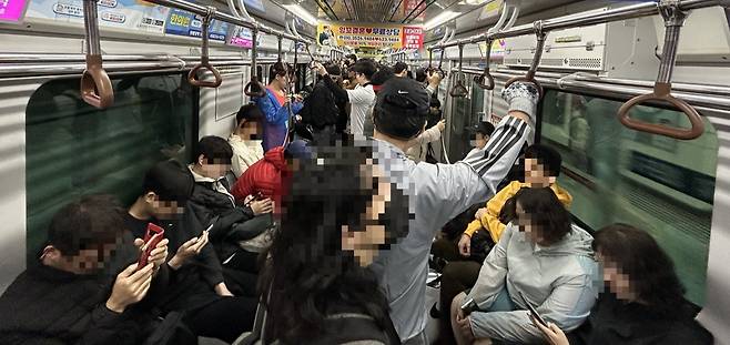 22일 오전 8시쯤 지하철을 이용해 2026 대구마라톤 현장으로 이동 중인 시민의 모습.