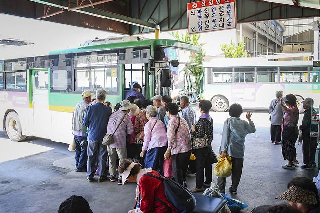 문경시내버스터미널에서 버스 타는 시민들. /문경시 제공