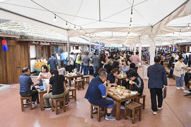 관광객들로 붐비는 가은아자개장터 외식테마파크. /문경시 제공