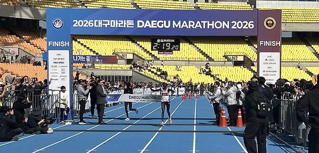 2026 대구마라톤 엘리트(국제부문) 여자부에서 릴리안 카사이트 렌제룩(케냐)가 피니쉬(FINISH) 라인을 통과하고 있다.