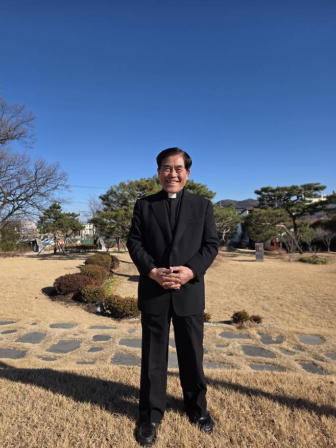 천주교 대구대교구 원로사목자 조정헌 신부가 지난 21일 포항시 북구 청하면에 위치한 최해두 회심경당에서 포즈를 취했다.