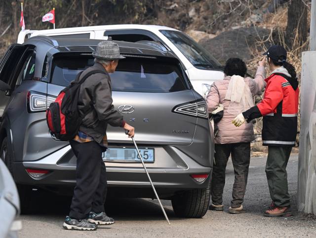 함양군 마천면 창원리에서 발생한 산불로 주민 대피 명령이 내려진 22일 오후 휴천면 송전마을 주민들이 대피하고 있다./김승권 기자/