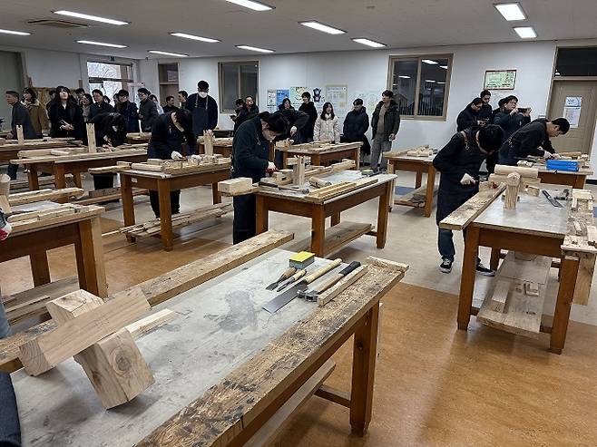 전북대는 고창캠퍼스를 한옥건축 특성화 캠퍼스로 운영하고 있다. 전북대 한옥건축학과 재학생들이 한옥건축을 실습하고 있다. /사진=최남영 기자