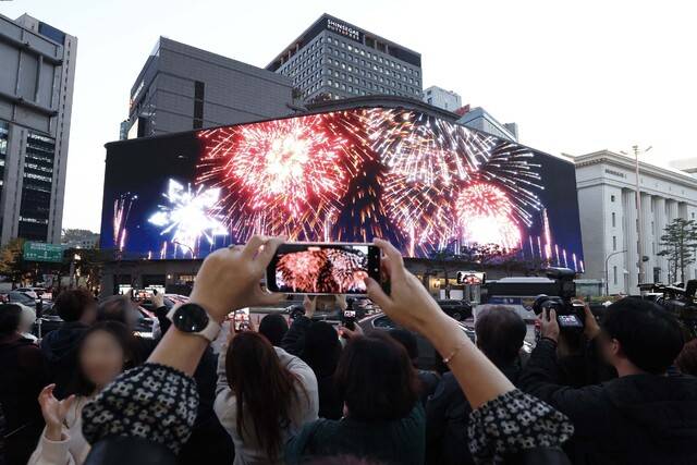 신세계백화점은 지난 1월 외국인 매출이 900억원을 돌파하며 역대 최대 월 매출을 기록했다. 사진은 신세계스퀘어 앞에서 연말 영상을 보는 관광객들 모습.(신세계백화점 제공)