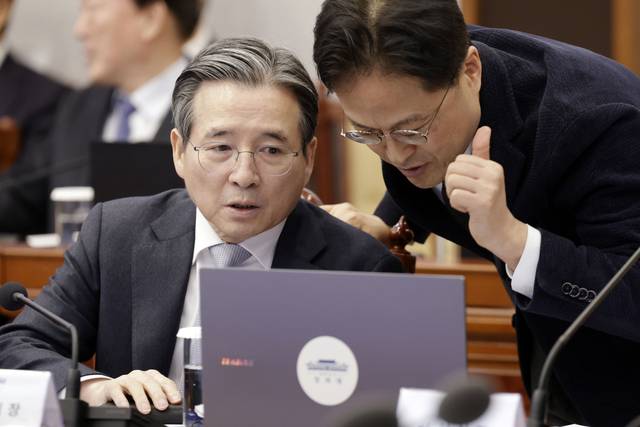 김용범 청와대 정책실장(왼쪽). 사진 = 연합뉴스