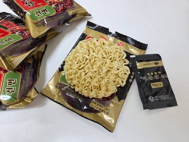 건면과 액상스프 구성의 이춘삼 짜장라면. 건더기 없이 최소 구성으로 가격을 낮춘 PB 제품 구조가 드러난다. (사진=한전진 기자)