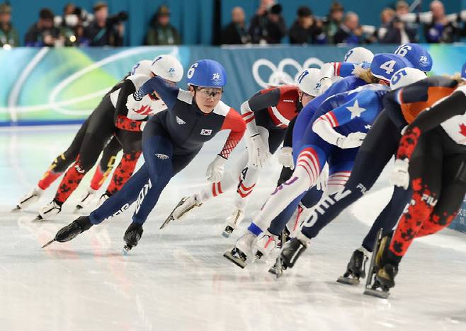 이탈리아 밀라노 스피드스케이팅 스타디움에서 열린 2026 밀라노-코르티나담페초 동계올림픽 스피드스케이팅 여자 매스스타트 결승에 출전한 박지우(6)가 경기를 펼치고 있다. 사진=연합뉴스