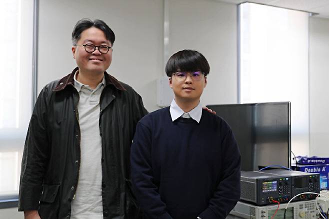 DGIST 송민영(왼쪽) 교수와 손지훈 연구원.(사진=DGIST 제공)