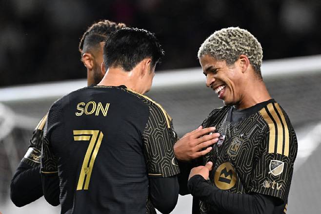 손흥민과 다비드 마르티네스(이상 LAFC). 사진=AFPBB NEWS