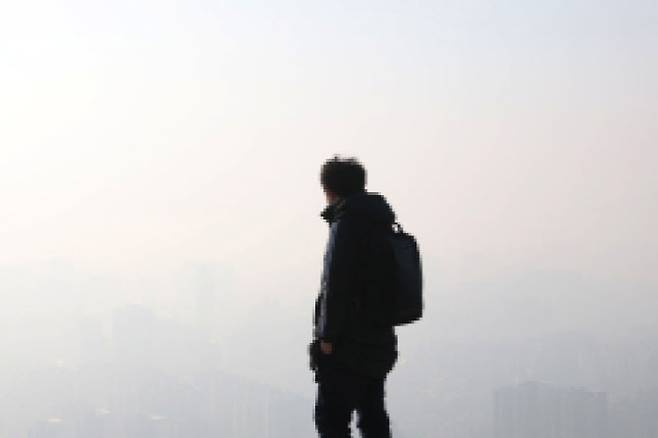 서울 종로구 인왕산에서 바라본 도심하늘이 미세먼지로 인해 뿌옇게 보이고 있다.(사진=이데일리 이영훈 기자)