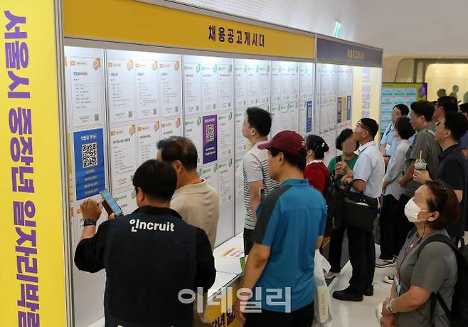 지난해 7월 1일 서울 중구 동대문디자인플라자에서 열린 ‘서울시 중장년 일자리박람회 2025’에서 구직자들이 채용공고를 살펴보고 있다. (사진=이데일리 김태형 기자)