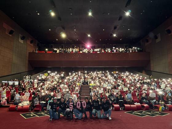 영화 '왕과 사는 남자'가 21일 부산 무대인사 중 누적관객수 500만 명을 돌파, 관객들과 기념 사진을 남겼다. 〈사진=쇼박스 공식 계정〉