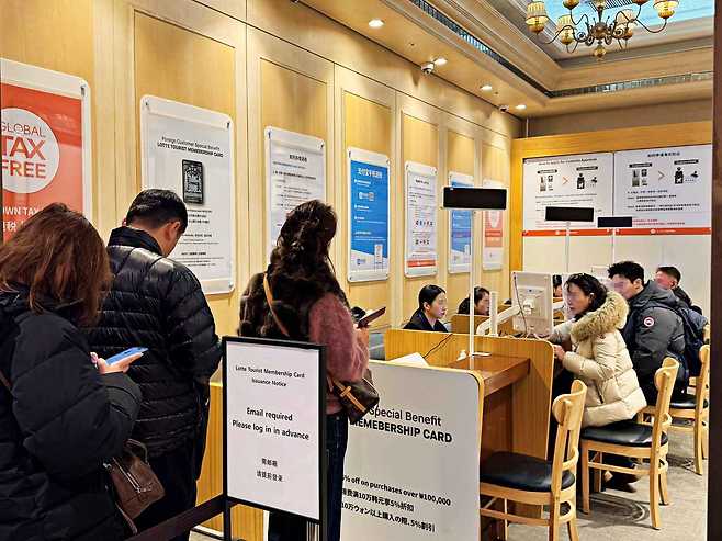 롯데백화점 본점 지하1층 택스리펀 라운지에서 외국인 고객들이 입장을 기다리고 있다.(롯데백화점 제공)