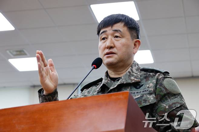 박안수 전 육군참모총장(전 계엄사령관)이 6일 서울 여의도 국회에서 열린 윤석열 정부의 비상계엄 선포를 통한 내란 혐의 진상규명 국정조사특별위원회 3차 청문회에서 안규백 위원장 질의에 답하고 있다. 2025.2.6 ⓒ 뉴스1 안은나 기자