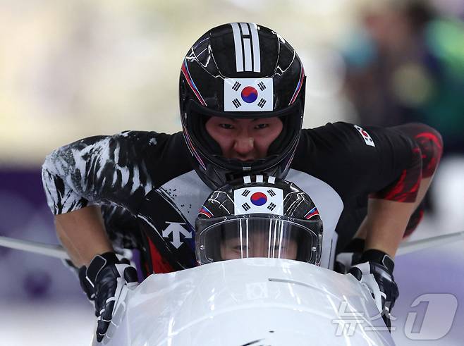 봅슬레이 남자 4인승에 출전한 파일럿 김진수가 이끄는 김진수 팀.  ⓒ 로이터=뉴스1
