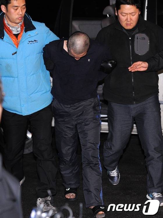 경찰 조사 중 도주한 일산 성폭행 피의자 노영대가 경기도 안산에서 검거된 가운데 경기도 일산경찰서로 압송되고 있다.(자료사진)/뉴스1 DB