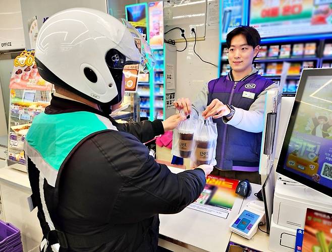 CU의 get 커피 배달 모습(CU제공)