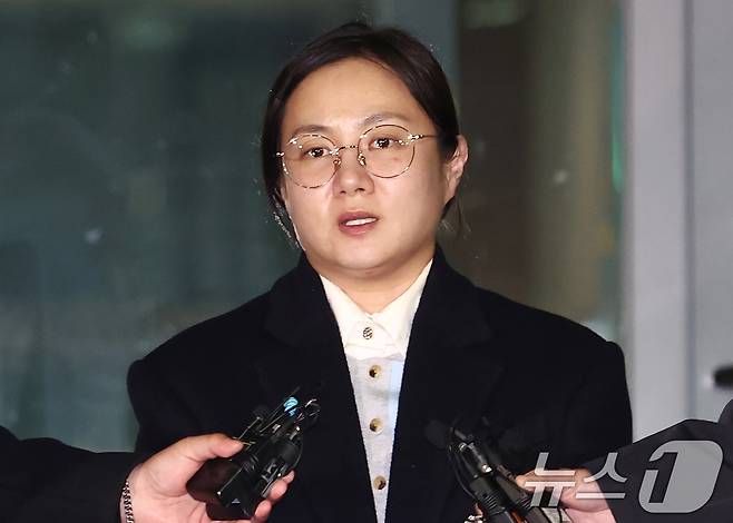 전직 매니저들에게 갑질을 했다는 등의 의혹에 휩싸인 개그우먼 박나래가 20일 밤 서울 강남경찰서에서 피고발인 조사를 마치고 나오며 취재진 질의에 답변하고 있다. 2026.2.20 ⓒ 뉴스1 김민지 기자