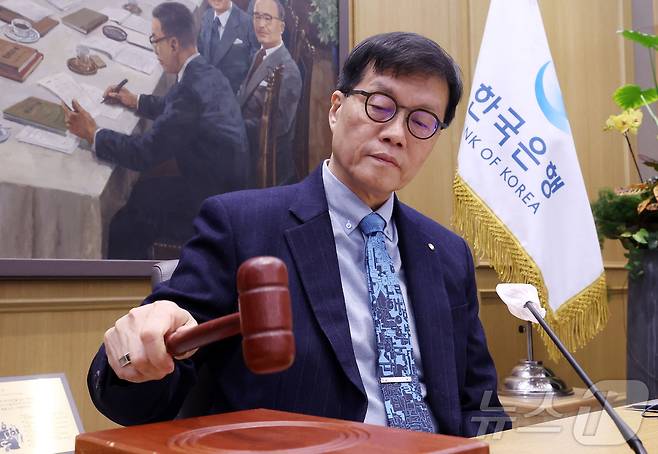 이창용 한국은행 총재가 15일 오전 서울 중구 한국은행 본관에서 열린 금융통화위원회 본회의에서 의사봉을 두드리고 있다. (공동취재) 2026.1.15 ⓒ 뉴스1 김진환 기자