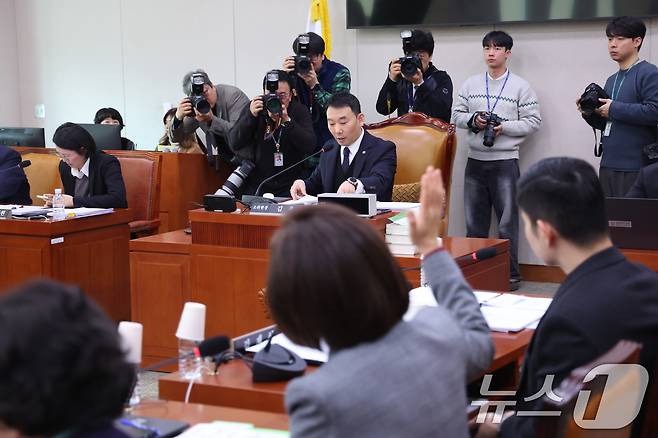 나경원 국민의힘 의원이 20일 서울 여의도 국회에서 열린 법제사법위원회 법안심사제1소위원회에서 의사진행 발언을 신청하고 있다. 2026.2.20 ⓒ 뉴스1 신웅수 기자
