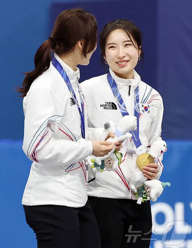 20일(현지시간) 이탈리아 밀라노 아이스스케이팅 아레나에서 열린 2026 밀라노·코르티나담페초 동계올림픽 쇼트트랙 여자 1500m에서 금메달을 획득한 김길리가 은메달을 획득한 최민정을 바라보며 미소를 짓고 있다. 2026.2.21 ⓒ 뉴스1 김진환 기자