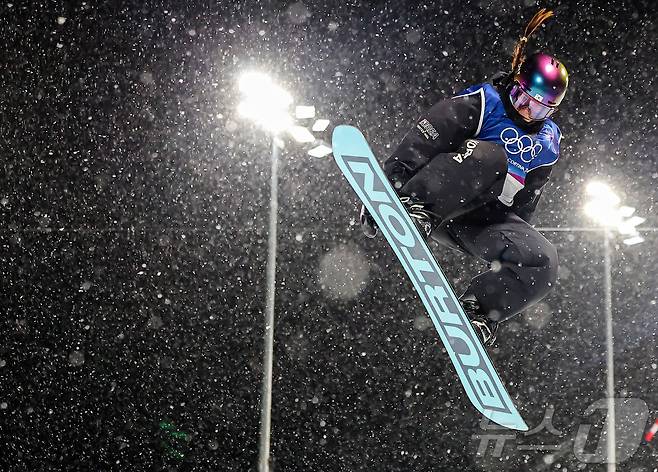 스노보드 최가온이 12일(현지시간) 이탈리아 리비뇨 스노파크에서 열린 2026 밀라노·코르티나담페초 동계올림픽 스노보드 여자 하프파이프 결선 1차전 경기를 펼치고 있다. 이날 최가온은 1,2차 경기에서 넘어진 후 3차 시기에 90.25점을 받아 단독 1위에 올라서 금메달을 획득했다. 2026.2.13 ⓒ 뉴스1 김진환 기자
