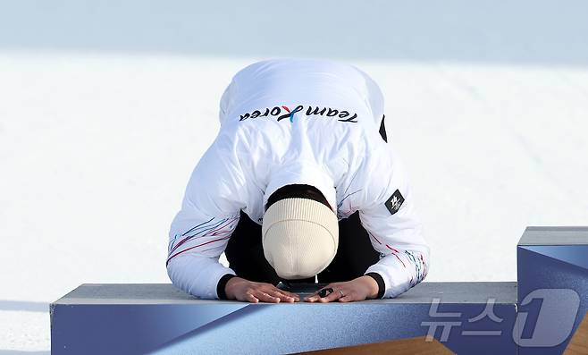 스노보드 남자 평행 대회전에서 값진 은메달을 획득한 김상겸이 8일(현지시간) 이탈리아 리비뇨의 스노파크에서 열린 2026 밀라노·코르티나담페초 동계올림픽 스노보드 남자 평행 대회전 시상식에서 큰절을 하고 있다. 2026.2.8 ⓒ 뉴스1 김진환 기자