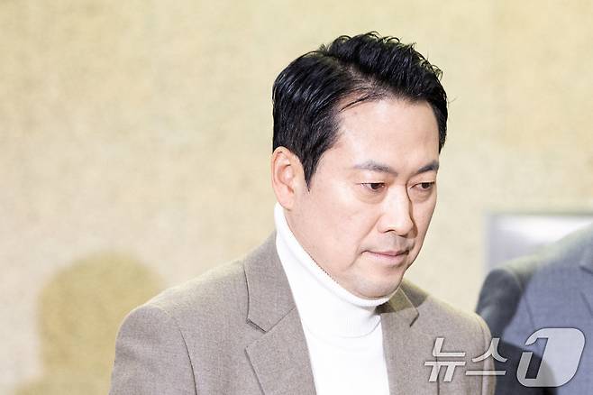 장동혁 국민의힘 대표가 22일 서울 여의도 국회에서 열린 비공개 최고위원회의 참석을 위해 발걸음을 옮기고 있다. 2026.2.22 ⓒ 뉴스1 이승배 기자