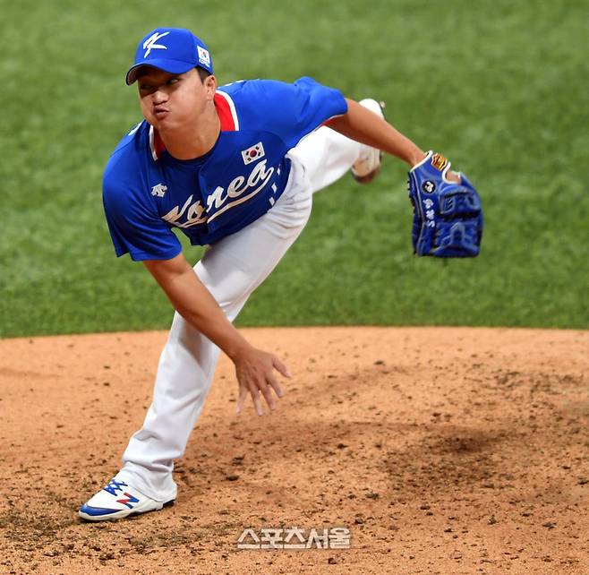 대표팀 고우석이 투구에 임하고 있다. 사진 | 스포츠서울DB