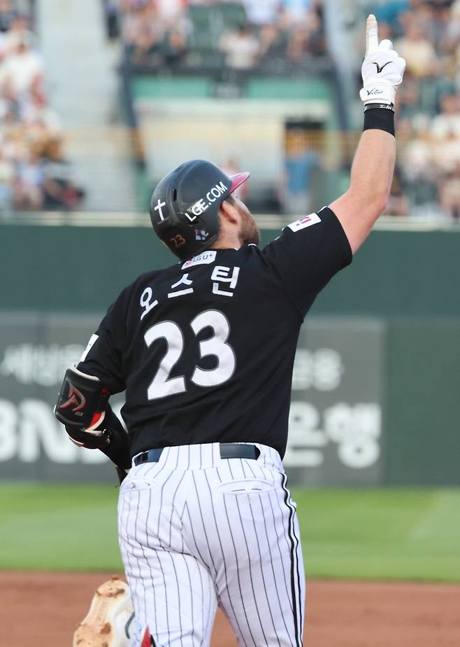 LG 오스틴이 부산 사직구장에서 열린 2025 KBO리그 정규시즌 롯데전 3회 초 1사 2루 때 좌월 2점 홈런을 치고 베이스를 돌며 세리머니 하고 있다. 사진 | 부산=연합뉴스