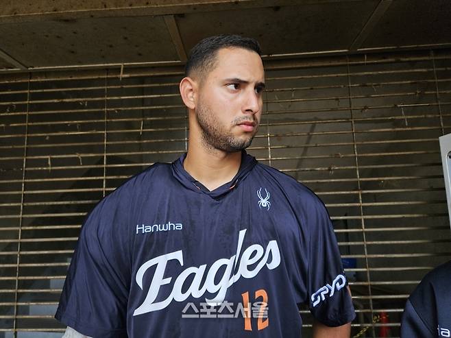 한화 에르난데스가 22일 일본 오키나와 이토만시 니시자키 야구장에서 열린 지바 롯데와 평가전 등판을 마친 후 인터뷰에 응했다. 오키나와 | 김동영 기자 raining99@sportsseoul.com